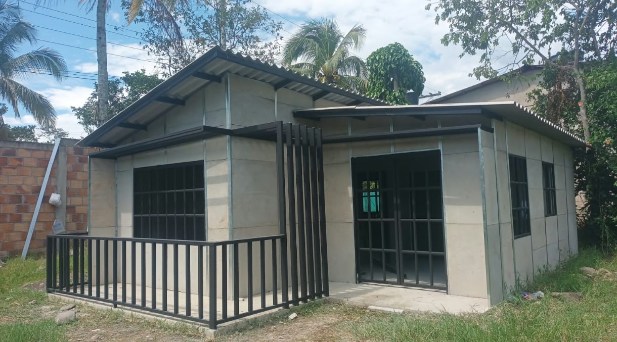 Exterior de vivienda con cubierta, ventanas y acceso con baranda