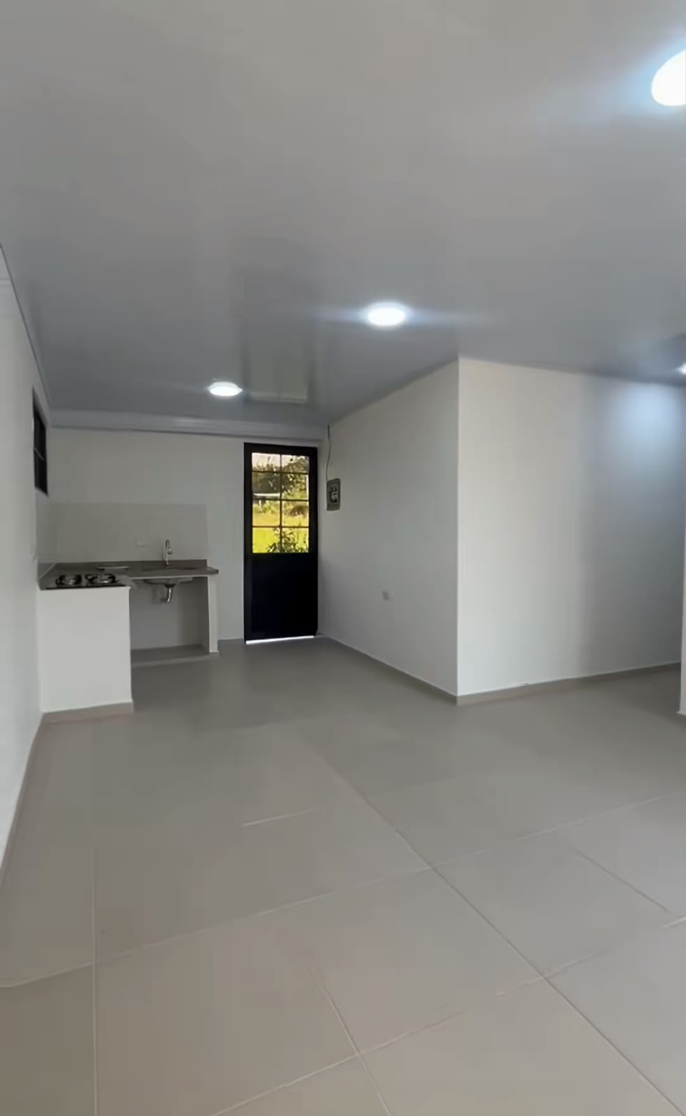 Interior de vivienda con cocina abierta y acabados de piso