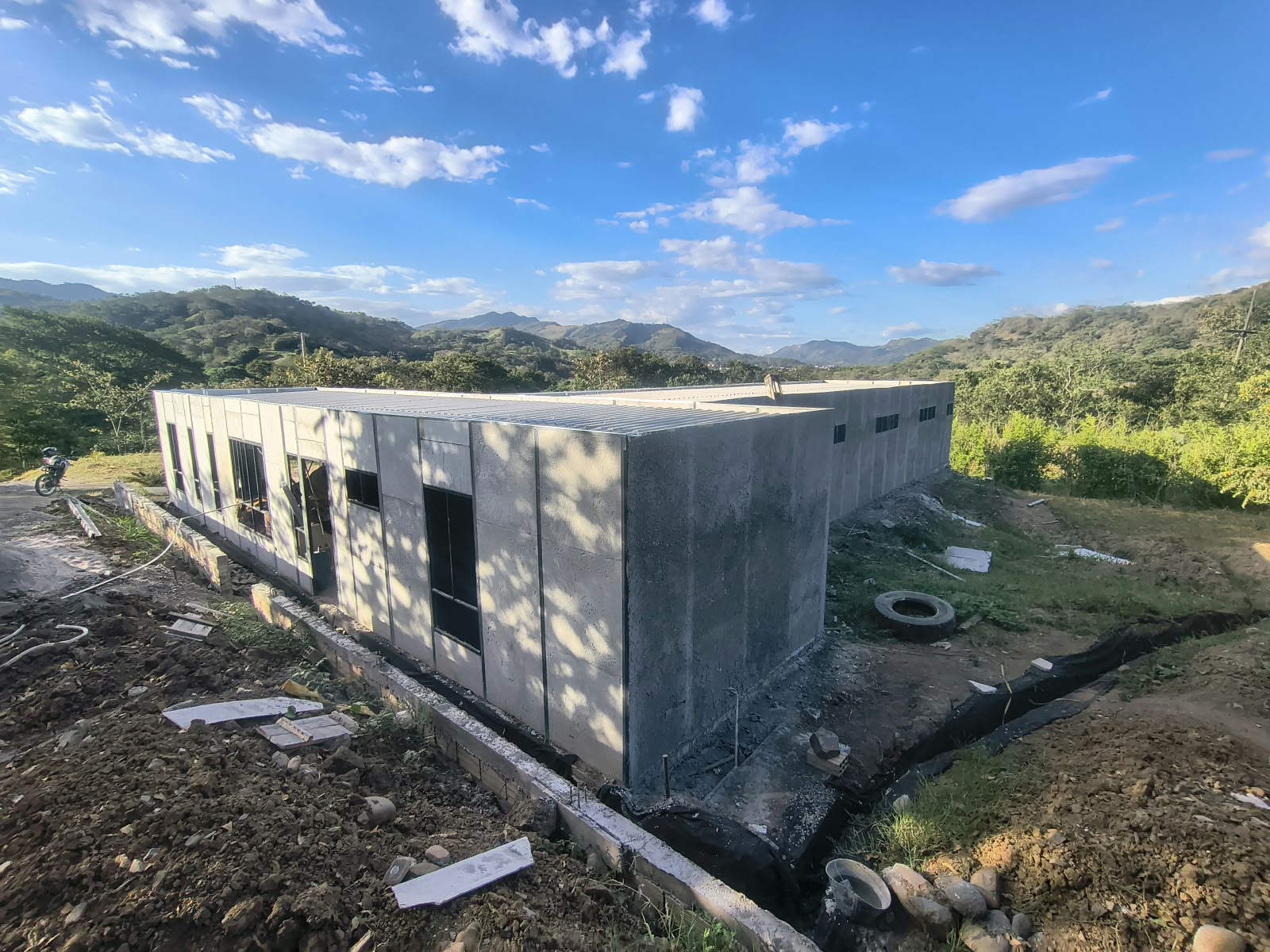 Montaje de muros y distribución de una vivienda en construcción