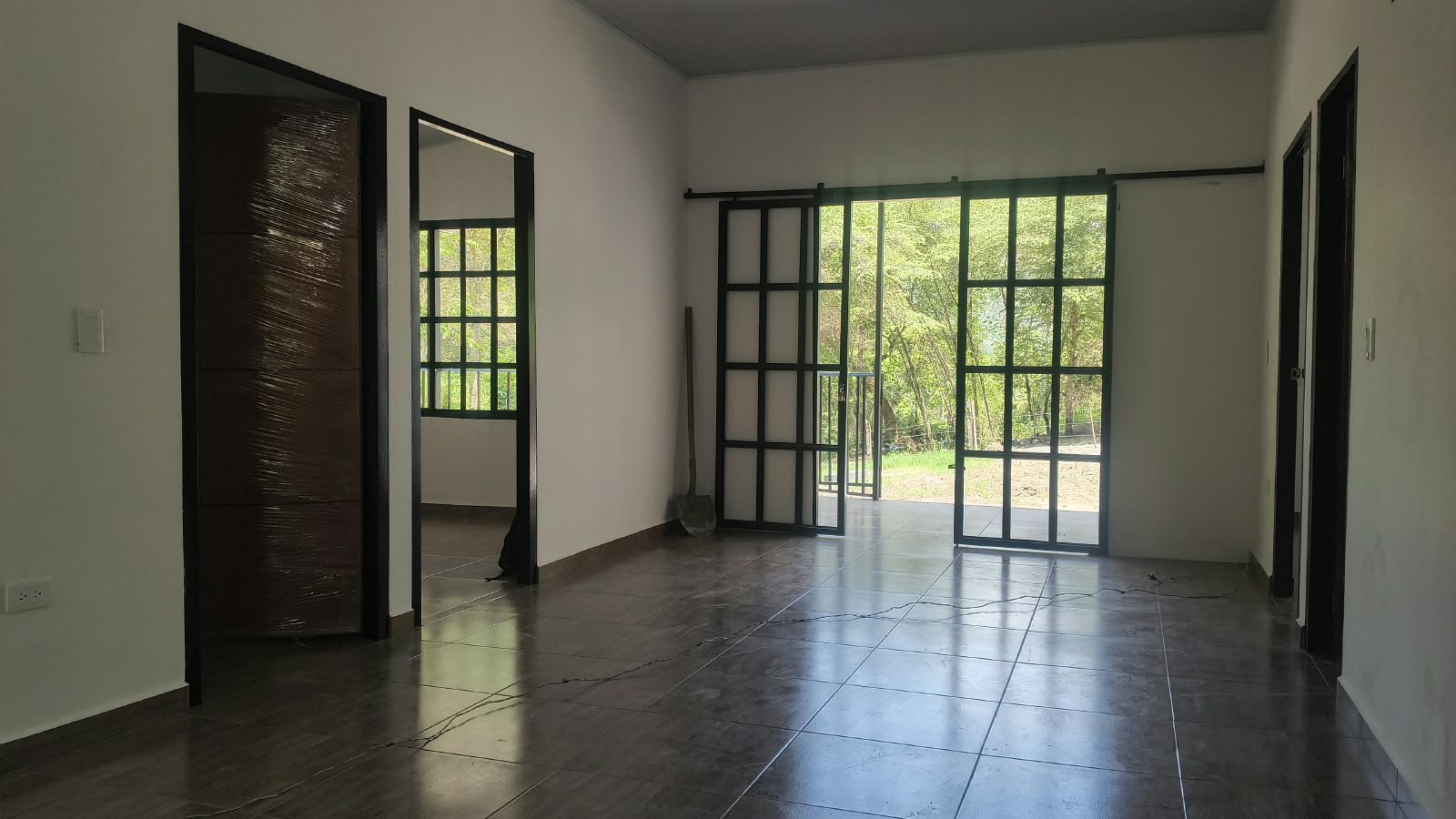 Espacio interior con piso instalado y puertas hacia el exterior
