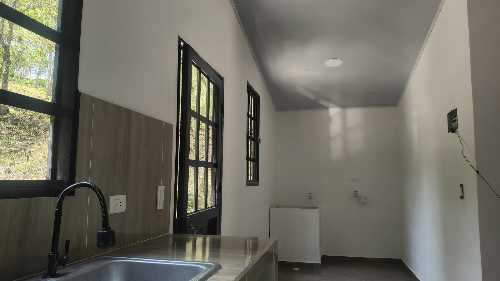 Cocina y circulación interior con ventanas y luminarias