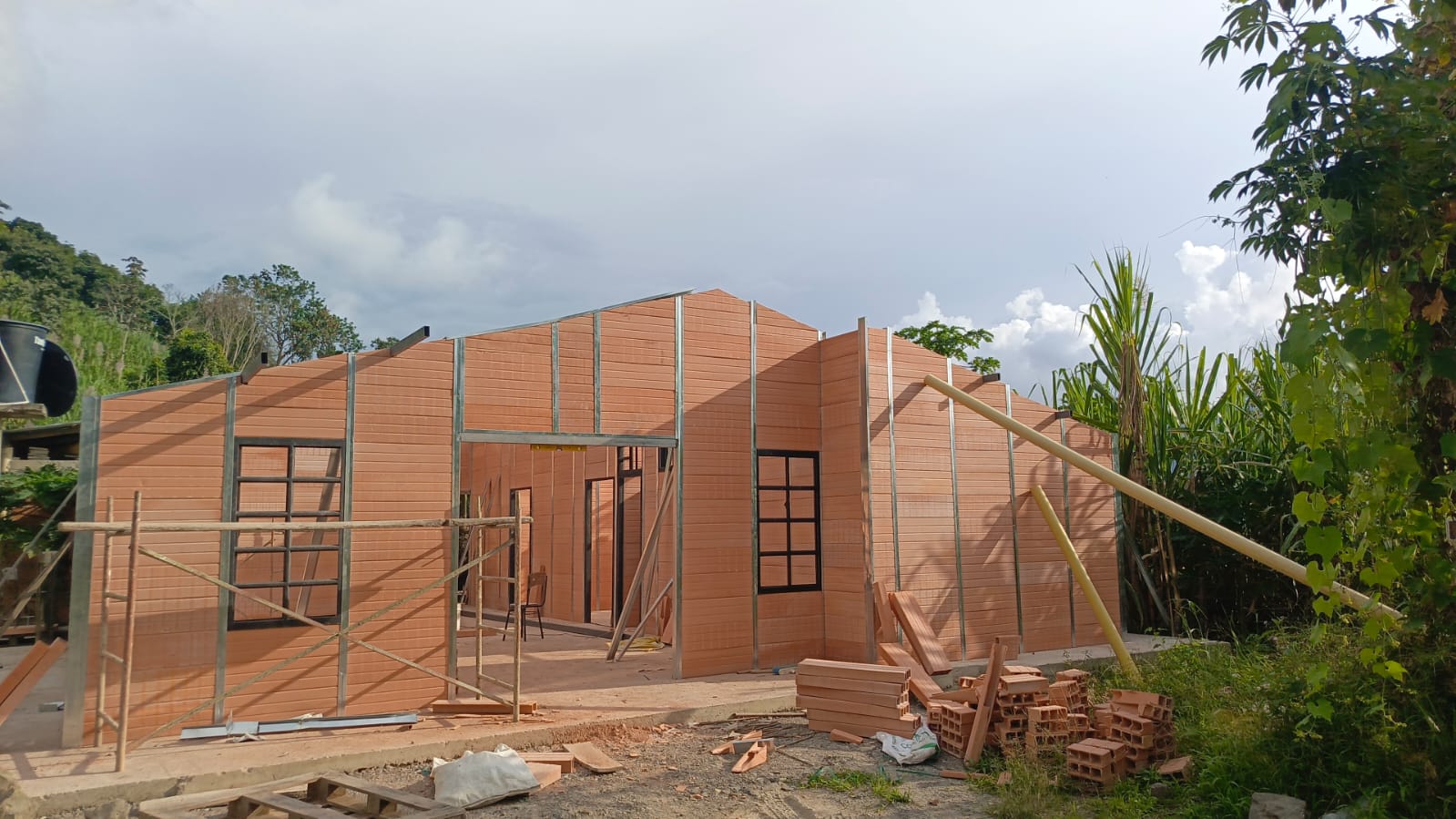 Estructura de una casa durante la construcción, con vanos para puertas y ventanas