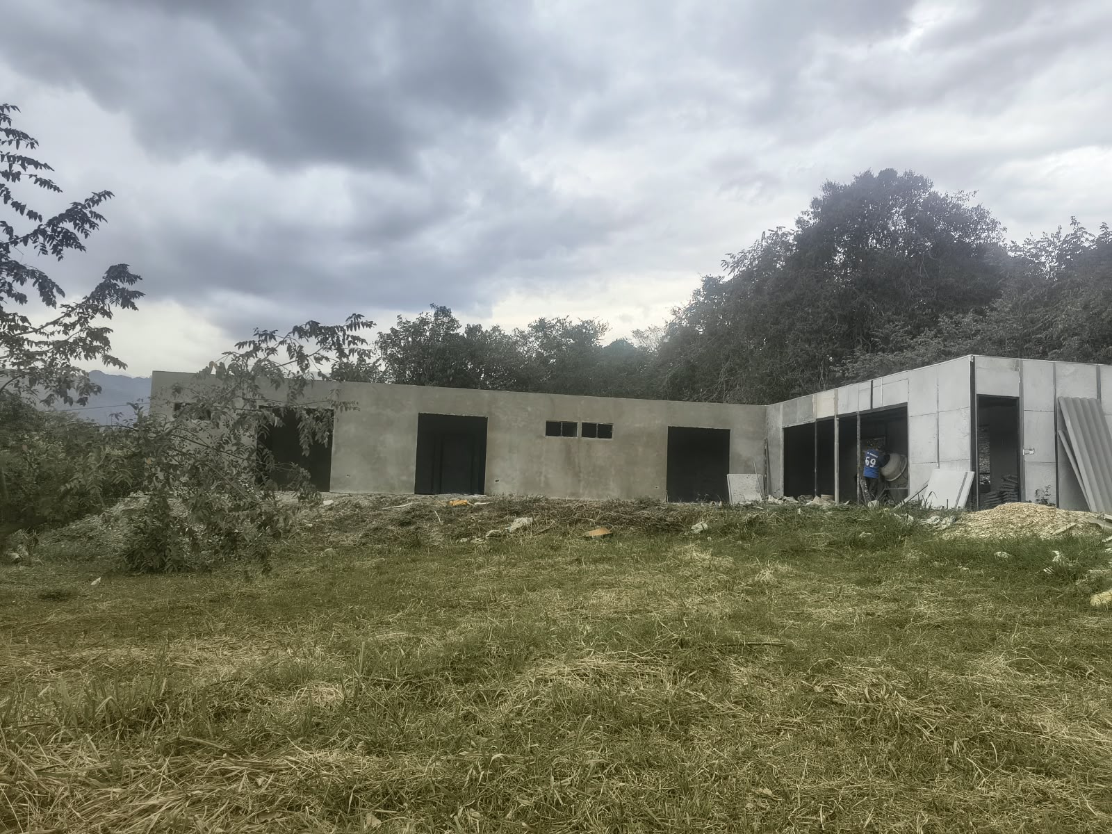 Muros de una vivienda en obra antes de instalar la cubierta