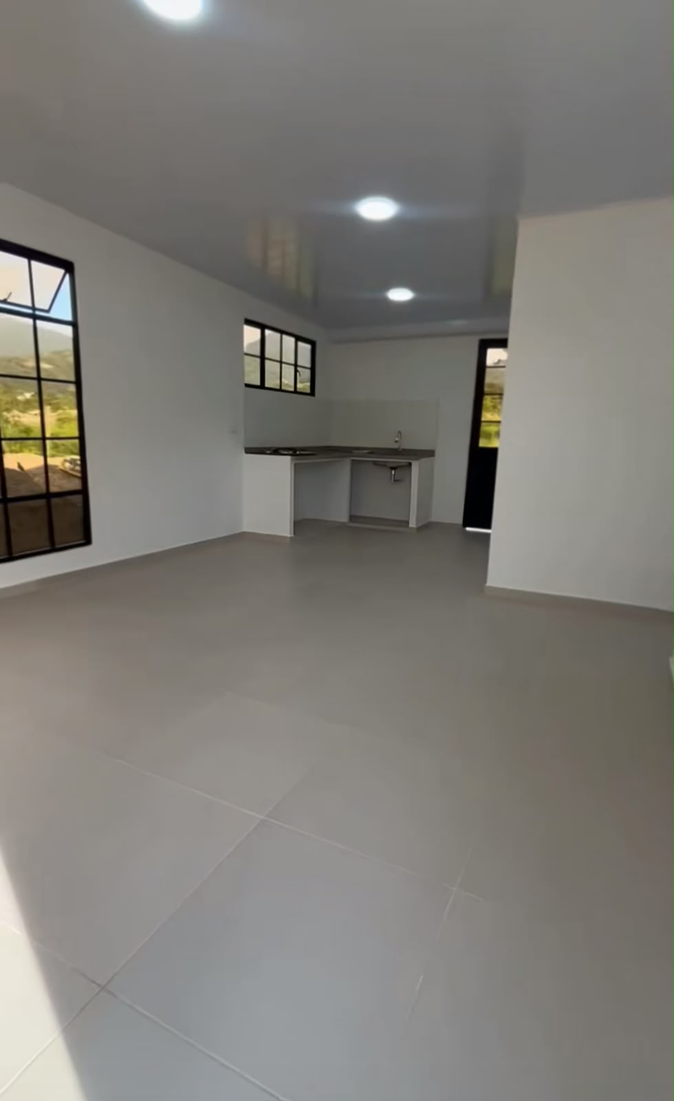 Zona social con cocina abierta y piso instalado